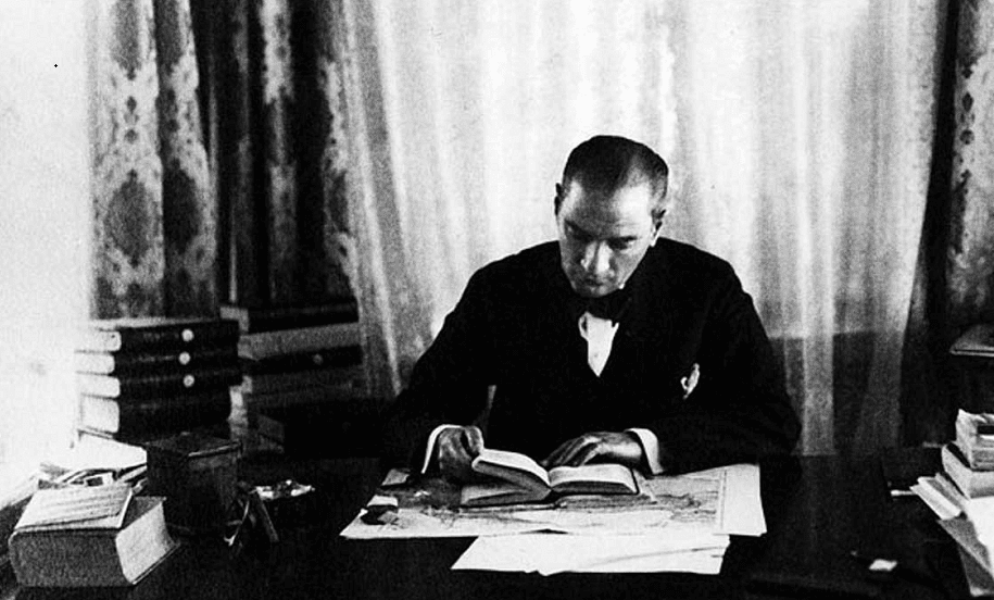 Atatürk’ün, söylevlerine, gerçekleştirdiği devrimlere, ortaya koyduğu ilkelere yaşamında onunla doğrudan etkileşimde bulunma olanağına sahip olmuş kişilerin anılarına baktığımız zaman, onun çok başarılı bir asker, iyi bir politikacı, tam bir devlet adamı, nitelikli bir ekonomist, mükemmel bir yönetici ve her şeyden önce de eşsiz bir eğitimci, hatta bir eğitim bilimci olduğunu görüyoruz. - Ataturk okudugu kitaplarin ilgili bolumlerinin altini cizer not alirdi