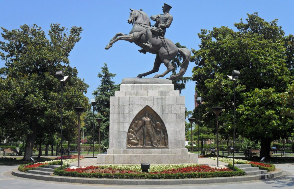 Samsun’da iki hadsiz, iki provokatör ya da iki meczup her ne ise Atatürk anıtını yıkma girişiminde bulunmuştu. - Onur Aniti samsun