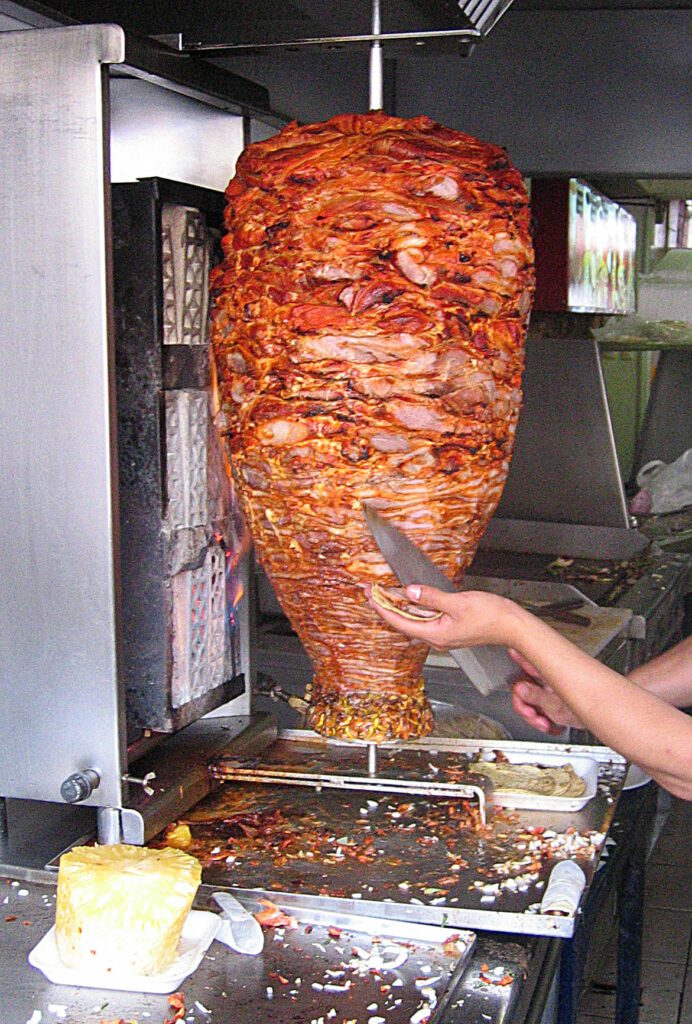 Arapça Shawarma, Türkçe Çevirme (chevirme) kelimesinden gelmektedir. Basitçe "dönmek" anlamına gelir. Bu et istifleme ve et çevirme tarzı Osmanlı İmparatorluğu'ndan geliyor veya Osmanlılar tarafından popüler hale getirildi. Bu yüzden Arapça, İngilizce ve diğer diller (çevirme) Shawarma'nın bir versiyonunu kullanıyor. - Tacos al Pastor