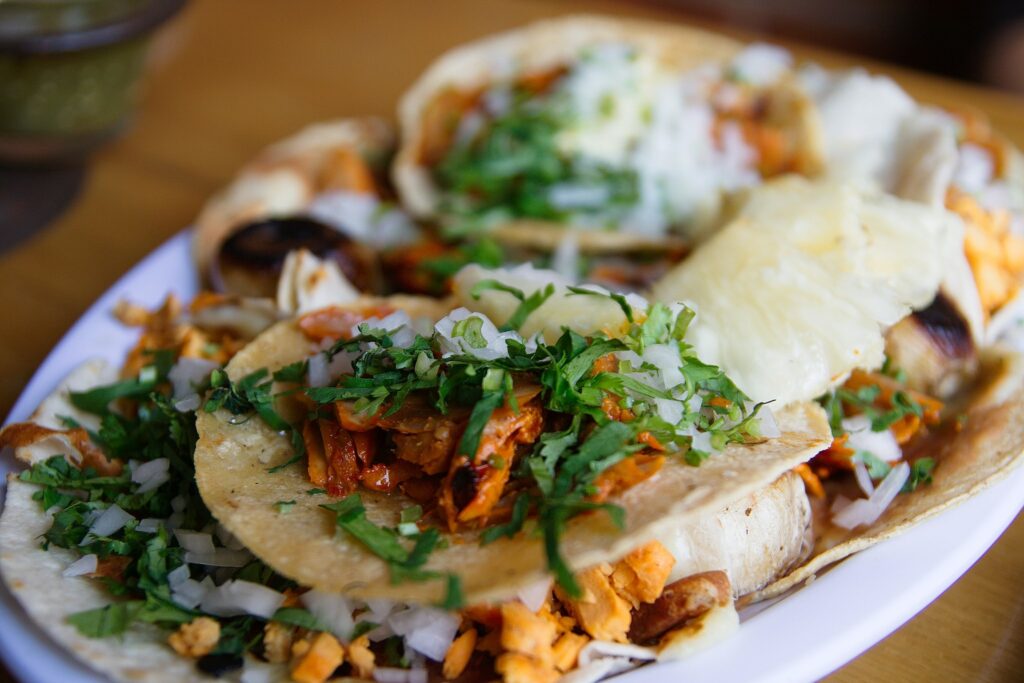 Arapça Shawarma, Türkçe Çevirme (chevirme) kelimesinden gelmektedir. Basitçe "dönmek" anlamına gelir. Bu et istifleme ve et çevirme tarzı Osmanlı İmparatorluğu'ndan geliyor veya Osmanlılar tarafından popüler hale getirildi. Bu yüzden Arapça, İngilizce ve diğer diller (çevirme) Shawarma'nın bir versiyonunu kullanıyor. - Tacos al Pastor cevirme doner