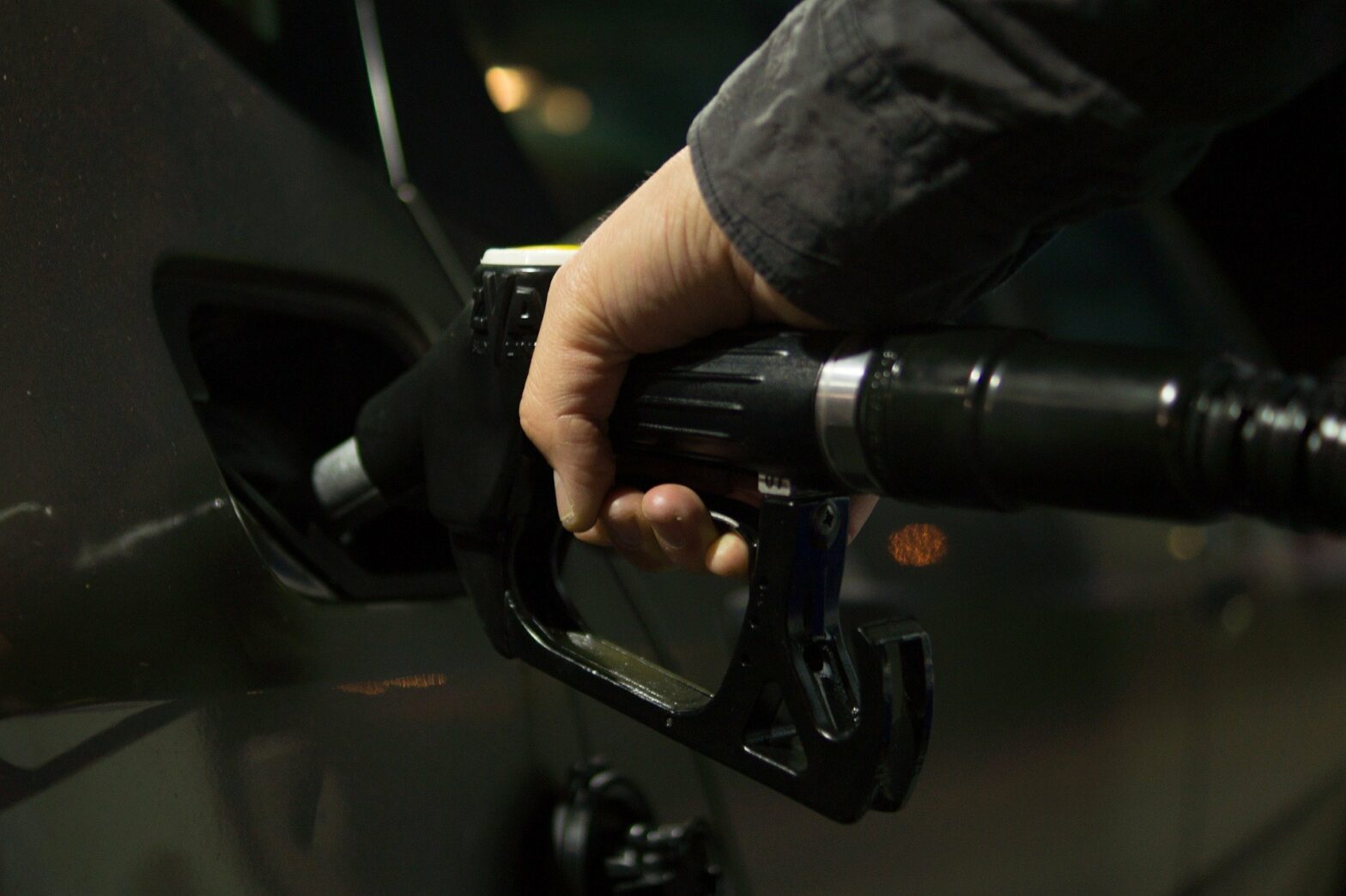 Ülkede motorin ve Benzine gelen zamlar büyük bir şok etkisi yaratıyor. - bir depo benzin
