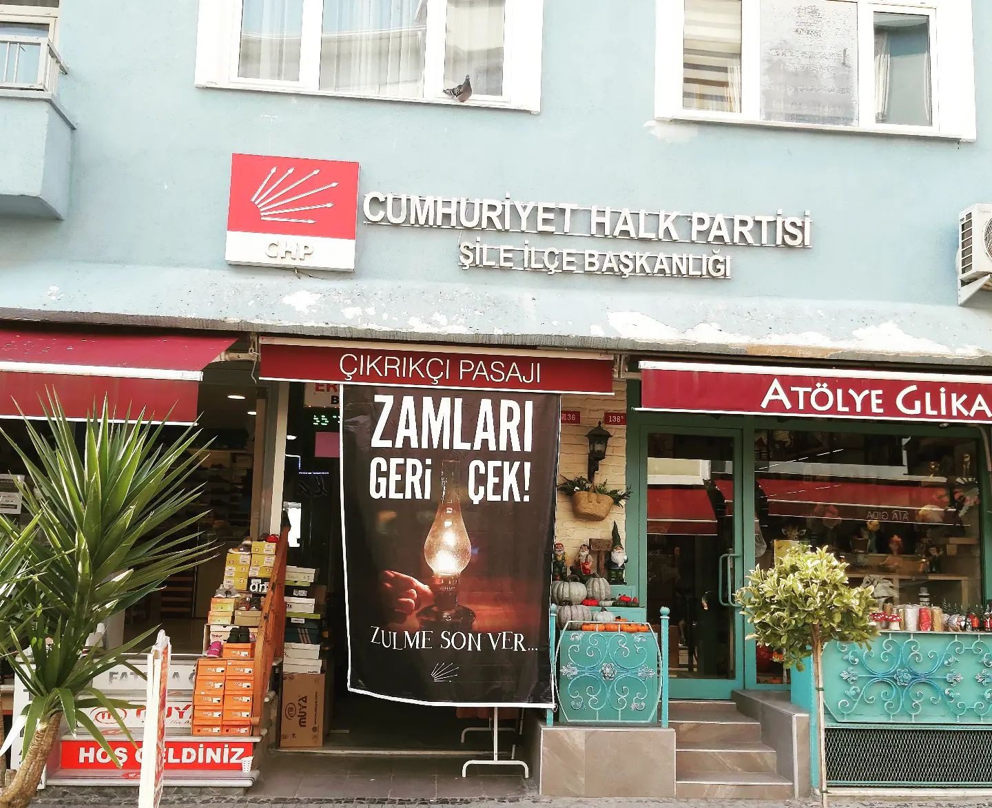 CHP Şile İlçe Başkanlığı tarafından bazı esnaf dükkânlarına “Zamları Geri Çek Zulme Son Ver” yazılı pankartlar asılmaya başlandı.  - chp sile