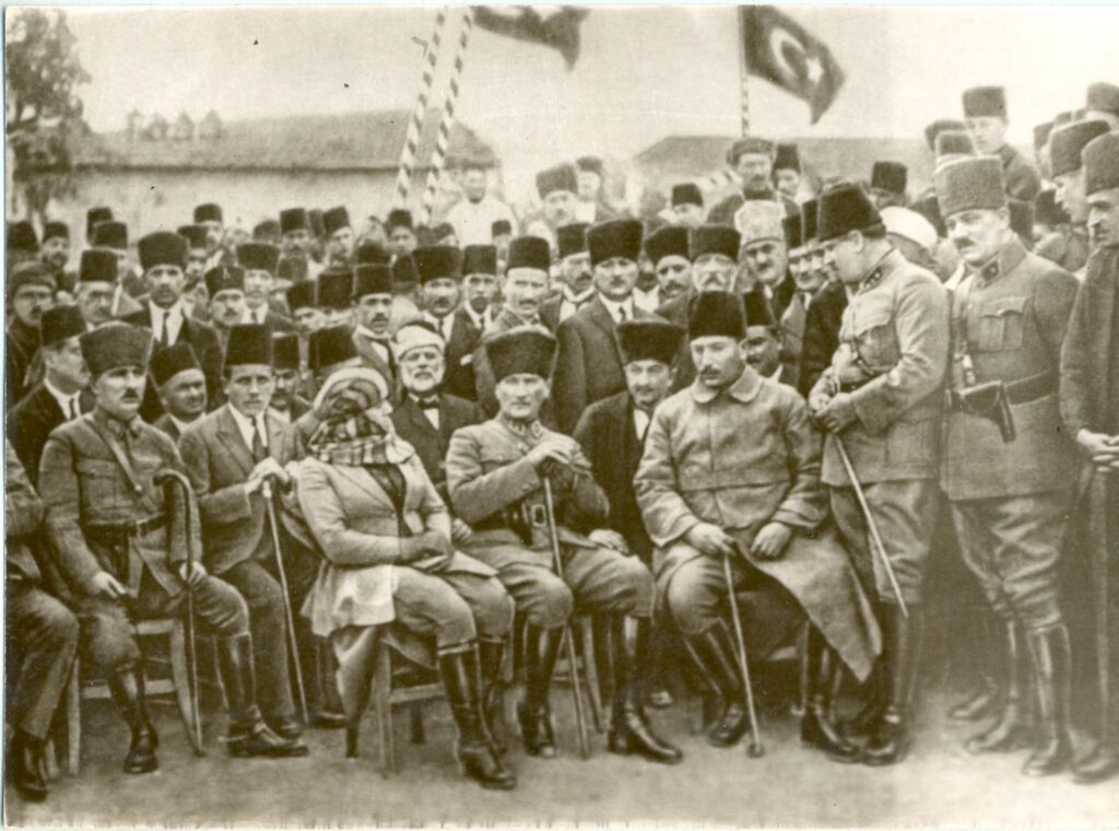 İstiklâl Harbi, Bağımsızlık Savaşı veya Kurtuluş Savaşı olarak da anılır. Mondros Mütarekesi’nin (30 Ekim 1918) ardından başlayıp askerî bakımdan Mudanya Mütarekesi ile (11 Ekim 1922), siyasî bakımdan ise Lozan Antlaşması ile (24 Temmuz 1923) son bulur. - milli mucadele kurtulus istiklal savasi 1