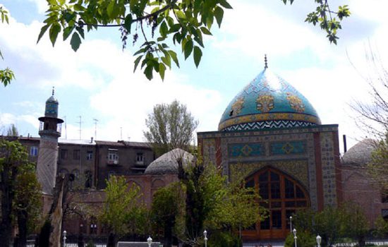 İran vətəndaşı hökumətlərinin İrəvanda məscidi təmir etməsinə etiraz edir
