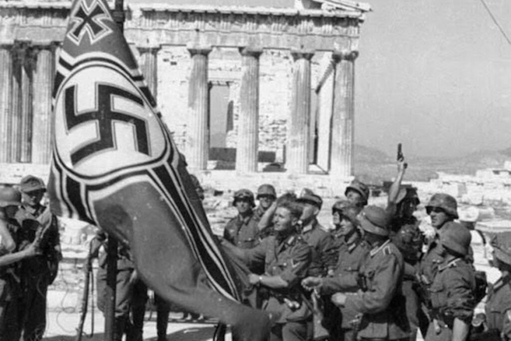 İtalya 1940'ta Yunanistan'a saldırdı ve Yunanlılar İtalyanları geri püskürttü. - German troops raising the swastika over the Acropolis 1941 almanya nazi bayragi hitler atina akropol yunanistan