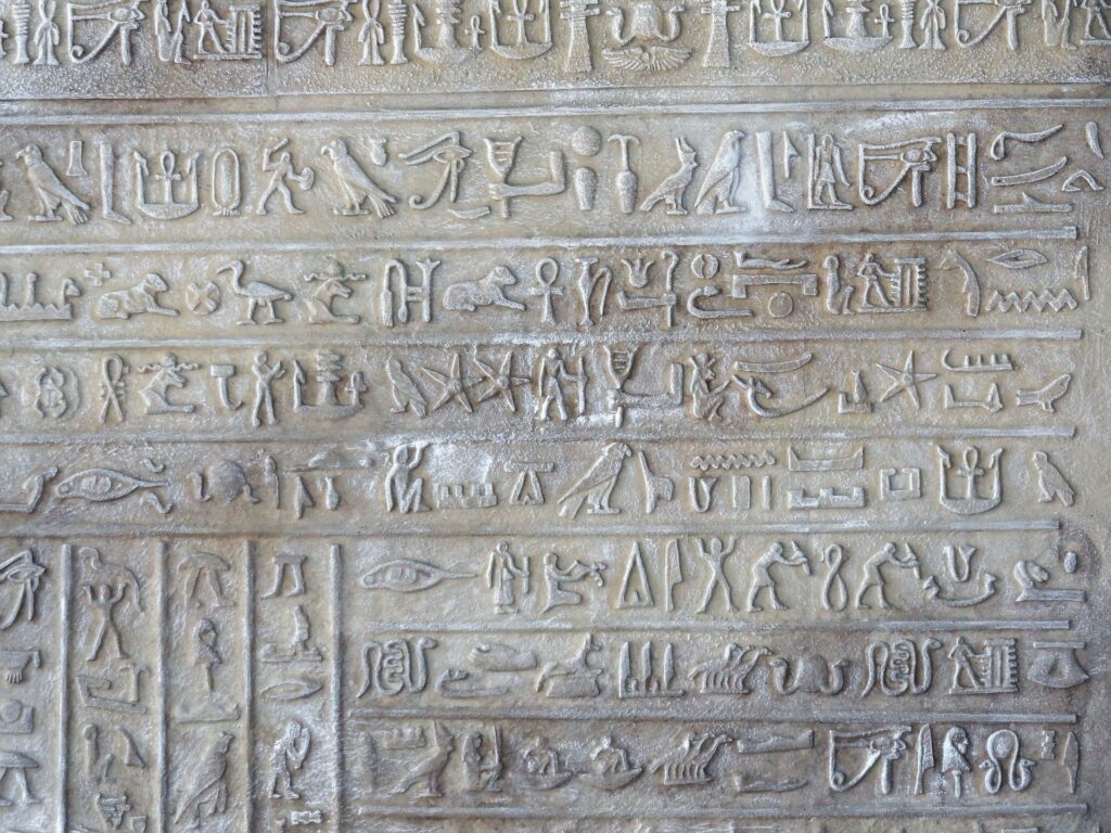 Yeni teknolojilere alışmakta güçlük çekenler pek çok defa dildeki değişimlere de şaşırıyorlar. - ancient hiyeroglif antik kelimeler harfler turkce
