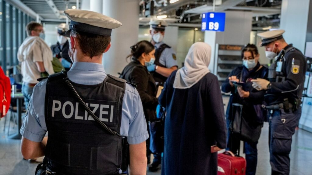Alman İçişleri Bakanı Nancy Faeser, Almanya'nın Müslüman toplumuna hizmet etmek üzere onlarca yıldır süren Türkiye'nin eğitimli imamlar göndermesi uygulamasının sona erdirildiğini duyurdu. - msg 1181644289 5807