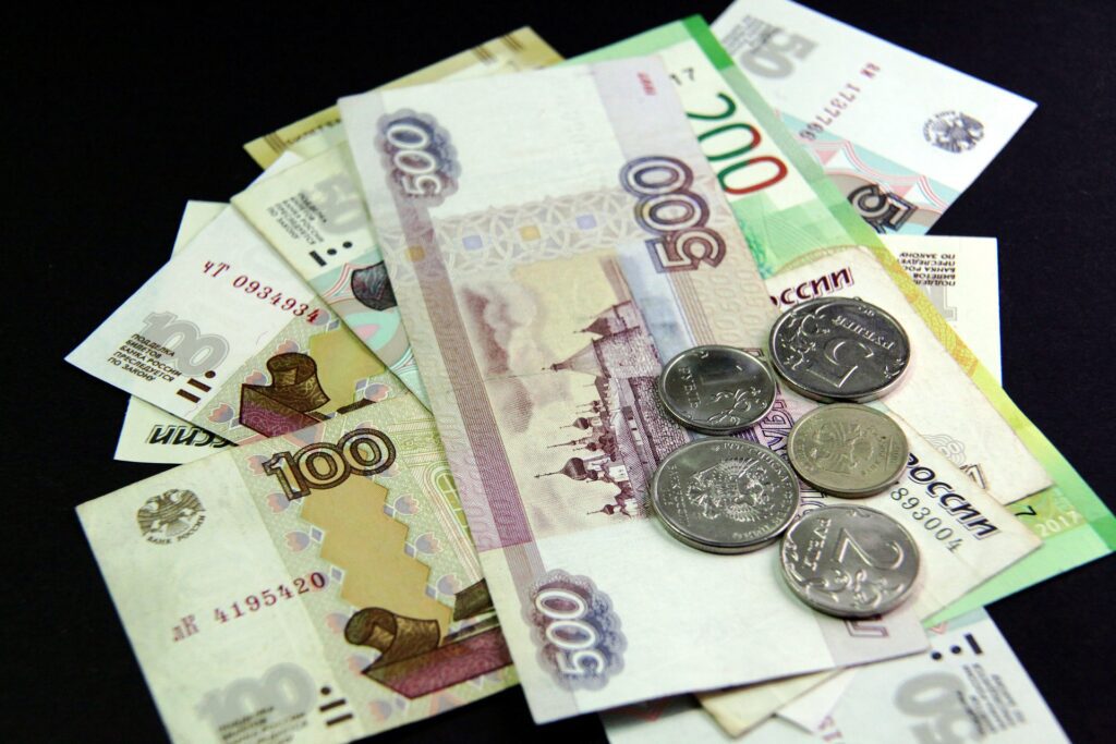 Rusya’da rublenin dolar ve euro karışışında değer kaybetmesi nedeniyle özellikle Türkiye ve Mısır turlarının darbe aldığı belirtiliyor. Ukrayna ile savaşın maliyeti de her geçen gün katlanarak artıyor. - rusya parasi ruble ekonomi