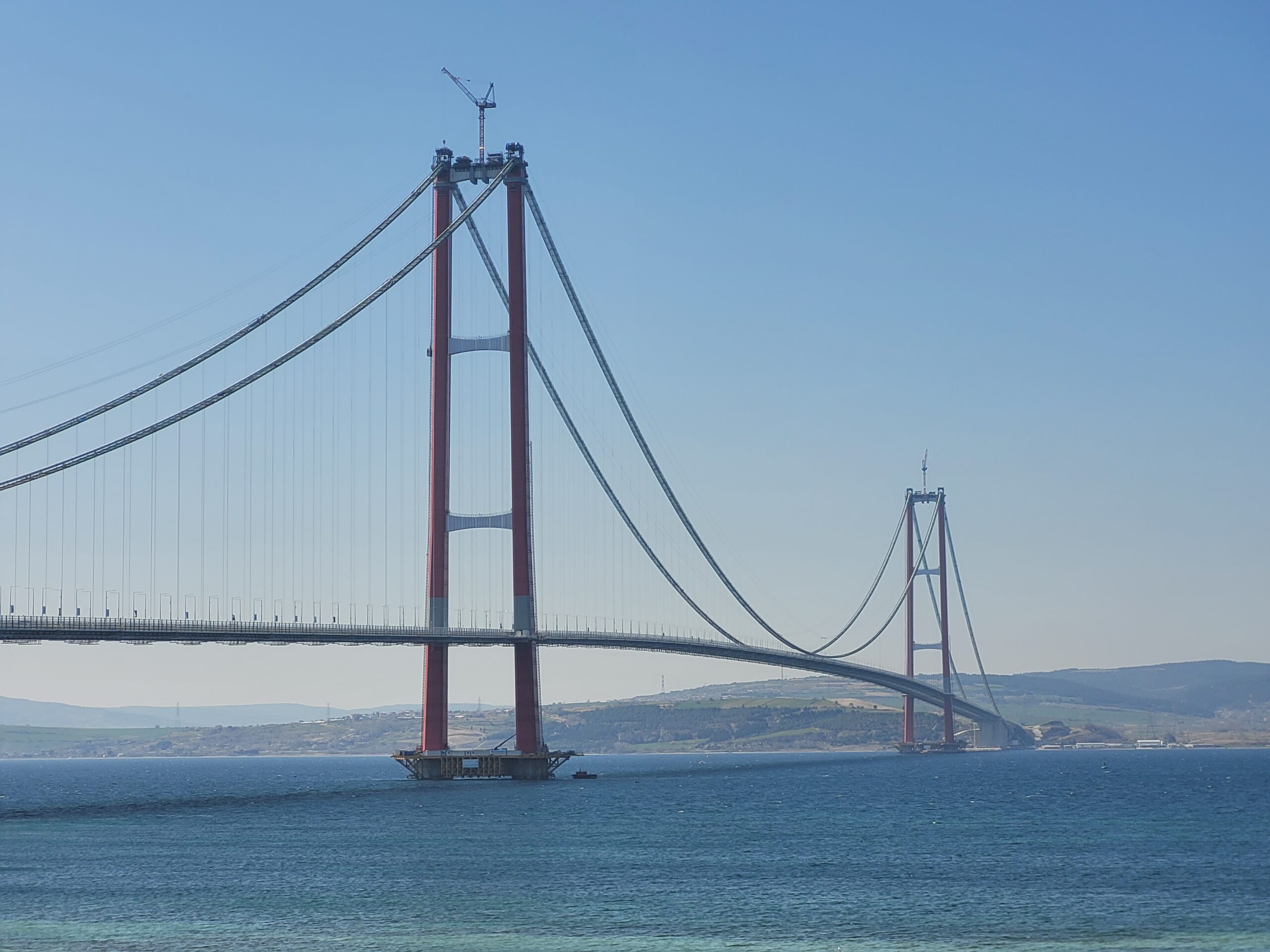 Köprü için çok teşekkür ederimSonunda Çanakkale Köprüsü’nden geçtim.Eğer Edremit, Ayvacık, Küçükkuyu hatta Behramkale gibi yerlerden yola çıkıp İstanbul’a geleceksiniz, bu yol sizin yolunuzu kısaltmıyor, yolculuk sürenizi azaltmıyor. Hatta arttırıyor.İstanbul-İzmir otoyolundan gelmek daha iyi ama haliyle epey daha pahalı.Bu yazıyı yazmamın nedeni ise size yol tavsiyesinde bulunmak değil.Devletime teşekkür etmek için yazıyorum.59 yaşında bir Türk vatandaşıyım.59 yıldır ilk kez devletim bana, şu kendi halinde vatandaşı Fatih Altaylı’ya özel bir yol, bir köprü yaptı.Çanakkale Köprüsü’nden geçtiğim saat 18:00 sularında köprüden geçen tek araç içinde benim de bulunduğum araçtı.Dünyanın en uzun köprüsünde ne bizim ilerlediğimiz yönde ne de karşı yönde tek bir araç dahi görmedim.Ve tabii kendimi çok özel hissettim.Koca köprü ben geçeyim diye yapılmıştı.Bu yüzden bu köprüyü düşünen, planlayan, yaptıran ve yapanlara teşekkür etmek istiyorum.Tabii bana özel olarak yapılan bu köprünün parasını yıllar boyu ödeyecek olan size ve çocuklarınıza ve hatta torunlarınıza da binlerce teşekkür. - 1915 Canakkale Bridge koprusu scaled
