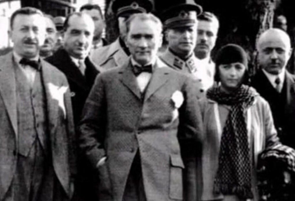 Atatürk milliyetçiliği, Atatürk'ün millet tanımından yola çıkarak Kemalizm'in milliyetçilik ilkesini oluşturur. Atatürk'e göre millet, geçmişte bir arada yaşamış, bir arada yaşayan, gelecekte de bir arada yaşama inancında ve kararında olan, aynı vatana sahip, aralarında dil, kültür ve duygu birliği olan insanlar topluluğudur. Atatürk'ün tanımladığı milliyetçilik; din ve ırk ayrımı gözetmeksizin, ulus tanımını vatandaşlık ve üst kimlik değerlerine dayandıran sivil milliyetçi bir vatanperverlik anlayışıdır. - 8 Wz55Ataturk