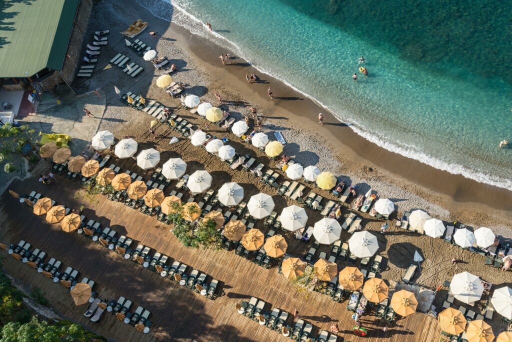 Turizm ile ilgili yazılarımızda baştan bu yana söylediğimiz şu: - alanya turkiye plaj deniz kumsal turist semsiye