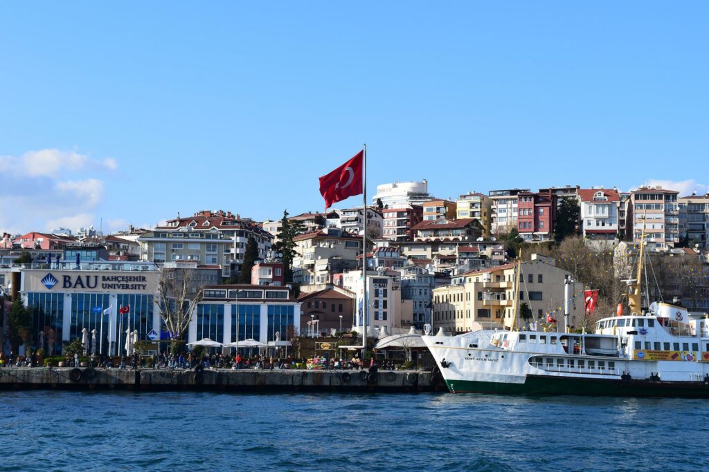 Güvenlik, yaşam kalitesi, barınma faktörleri hesaba katılmadan aşağıdaki iki kritere göre, 193 ülke ve BM'e üye olmayan Vatikan ve Filistin listelendiğinde 2022 yılında Türkiye yaşanacak 2. ülke çıkıyor. - istanbul bogazi gemi deniz