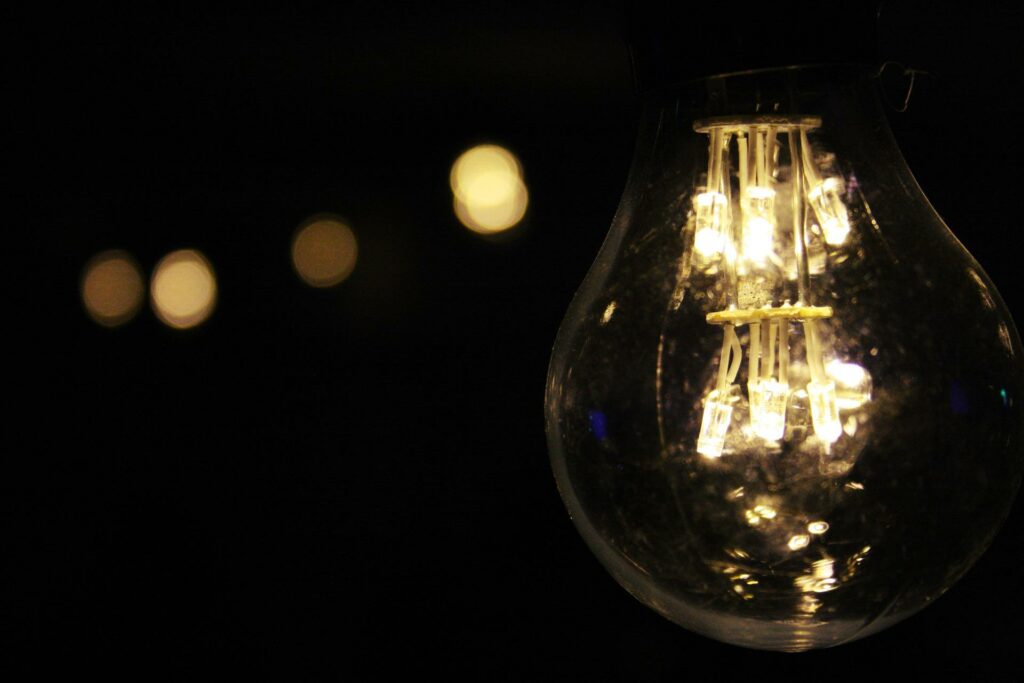 BAŞKAN GÜVENİR : KİMSE KARANLIĞA GÖMÜLMEK ZORUNDA DEĞİLDİR ! - karanlik ampul elektrik