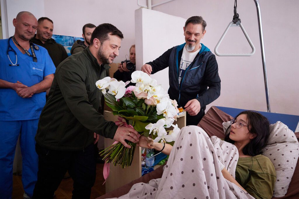ZELENSKİ, Sakellaropulu VE MİCHAEL - zelenskyy visits teen in hospital