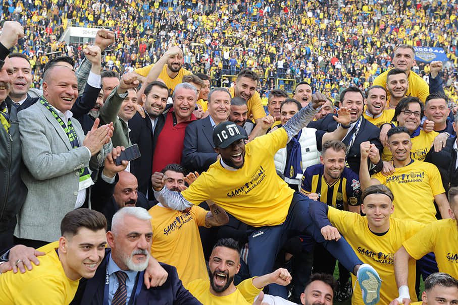 İYİ Parti Genel Başkan Yardımcısı Koray Aydın’ın, sosyal medya da paylaşılan ve Trabzonspor’un şampiyonluğunu ve abartılı şampiyonluk kutlamalarını tenkit edenler için söylediği ”Ağlama Duvarı'na gidip ağlasınlar! Önceden iş ayarlayıp kolay şampiyon oluyorlardı" şeklindeki sözlerini duyunca, Sayın Bakan’ın “Ağlama Duvarı” ile ne ilişkisi olabilir, neden Mekke’deki Kâbe’de veya Kudüs’teki Mescid-i Aksa’da duâ yapmayı önermiyor da Kudüs’te bulunan Süleyman Tapınağı’nın kalıntısı olan Ağlama Duvarı’nda ağlamayı öneriyor diye merak etmiştim. - 281712970 5647698168650381 4768283380265602111 n