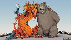 Rusya-Ukrayna çatışmasına odaklanmışken Çin'de tuhaf gelişmeler yaşanmaktadır. Cinping dönemiyle hızlanan, pandemi sürecinde olgunlaştırılan hazırlıkların hangi hedefe yöneldiği ciddi tahlil konusudur: Hızla silahlanma, enerji ve gıda stoklamaları, yeniden kapanma, yasaklar... Bir adım sonra Doğu Türkistan'daki işkence ve soykırım kamplarını bütün ülke sathına yayma, sesini yükseltenleri "eğitim kampları"na gönderme de beklenebilir. Elinde akıllı telefonu, milyarlık yarı aç kitle ile süper zengin sınıf arasında gittikçe büyüyen refah makasının muhtemel sosyo-ekonomik patlamaları ayrı bir konudur. Çin halkının afyon savaşları, Mao ihtilali gibi yönetime isyan tecrübelerini de hatırlamak gerek. Büyük savaşın ön cepheleri durumundaki Kuşak-Yol girişiminin ekonomik makyajlı siyasi emperyalizm projesi haline gelmiştir. Birçok ülkenin risklere katlanarak ilk istasyonda bu "trenden" inmenin çaresine baktığı bilinmektedir. Pekin yönetimi ise bu tür gelişmeleri her seferinde "kışkırtıcı" olarak nitelemiş, sonucuna katlanırsınız mesajı göndermiştir. - image