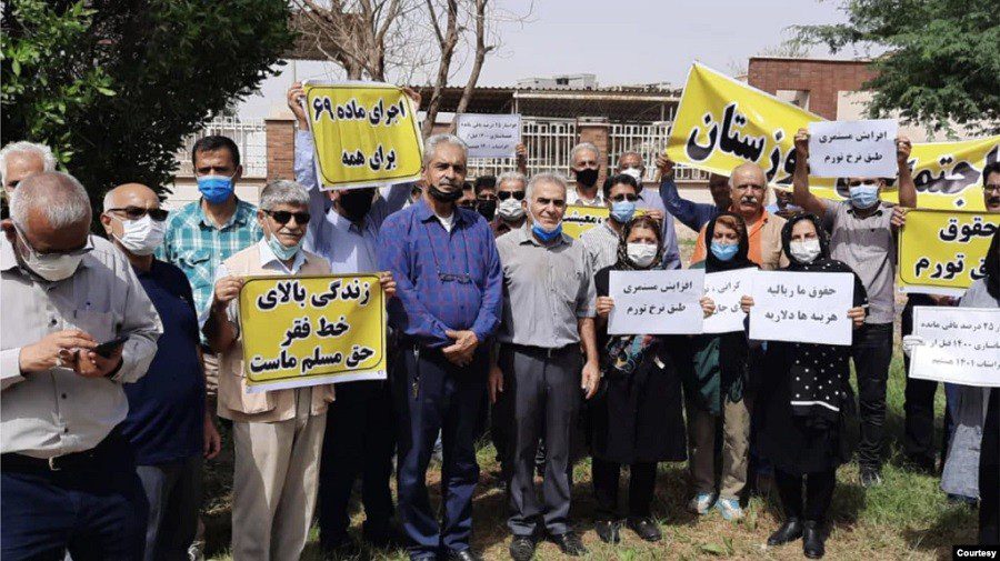 İranda müəllimlərin kütləvi etiraz aksiyası keçirilib