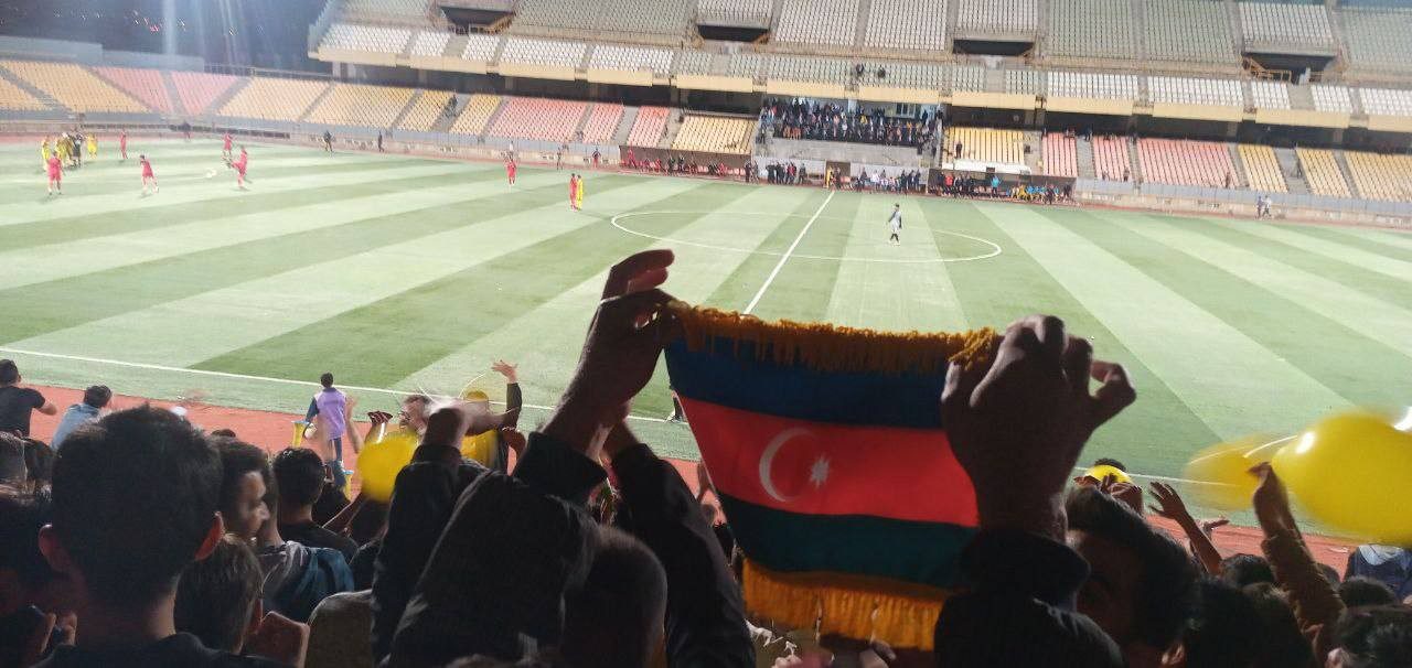 Urmu stadionunda Azərbaycan bayrağı qaldırılıb, milli şüarlar səsləndirilib