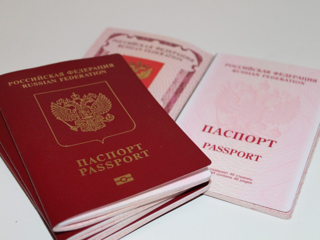 Rusya Seyahat Acenteleri İttifakı Başkan Yardımcısı Aleksan Mkrtchyan Sputnik radyosuna verdiği bir röportajda, Türk otellerinin mayıs ayından itibaren Rus turistlere yaklaşık yüzde 30 indirimle oda sunduğunu kaydetti.  Mkrtchyan, turizm sektörü için olağan olmayan bu indirimlerin Türkiye’ye gidecek Rusların sayısındaki azalmadan kaynaklandığının altını çizdi. - Russian passports ruspasaportu