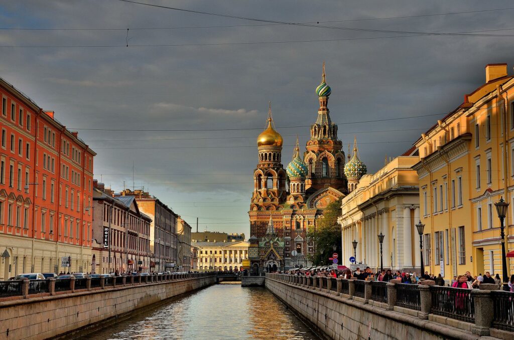Birkaç sene evvel bir fırsatını bulup Saint Petersburg şehrine turistik seyahate gitmiştim. Bolşevik ihtilaline ait bir çok kitap okuduğum için, şehir ilgimi çekmişti. Çarlık Rusya’sının en ihtişamlı şehrini görmemiş olanlara ısrarla tavsiye ederim. Çarlık döneminde toplanan bütün gelirlerin nerelere harcanıp , halkın açlıkla savaşmasının bir icmalini, bu şehirde açık olarak seyretmek, hem insana haz vermekte hem de o devirde köylü olarak yaşayan insanların neler çektiklerini hayal ettiğinizde, üzülmektesiniz. - st petersburg 3747214 1920