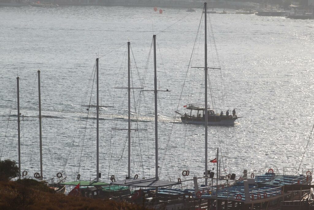 Bodrum Belediye Başkanı Ahmet Aras, Bodrum’un artık marka kent olduğunu, zengin turist ağırlamaya başladıklarını söyledi ve “Bodrum’un sorunu artık turizm değil konut” dedi. - gumbet bodrum deniz liman gemi tekne