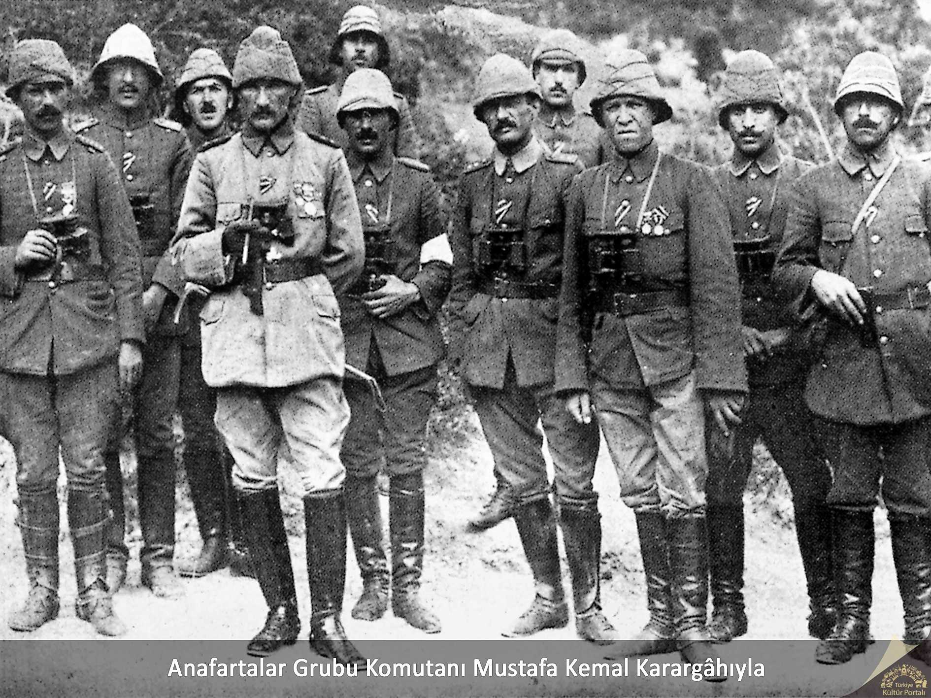 1- Çanakkale'de üstün başarı Sofya'da 1913-1915 yıllarında ataşe olarak bulunan Atatürk, Birinci Dünya Savaşı'nda, 1915'te 19'uncu Tümen Komutanı olarak Çanakkale Savaşı'na katılır. - AnafartalarGrupKomutaniMustafaKemalAtaturkKarargahiyla