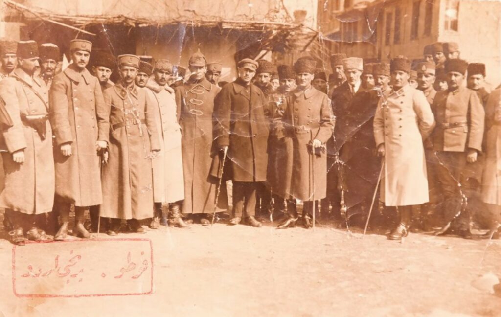 ESKİ ASKERLER (8) - Ataturk ve Asim Gunduzun fotografi