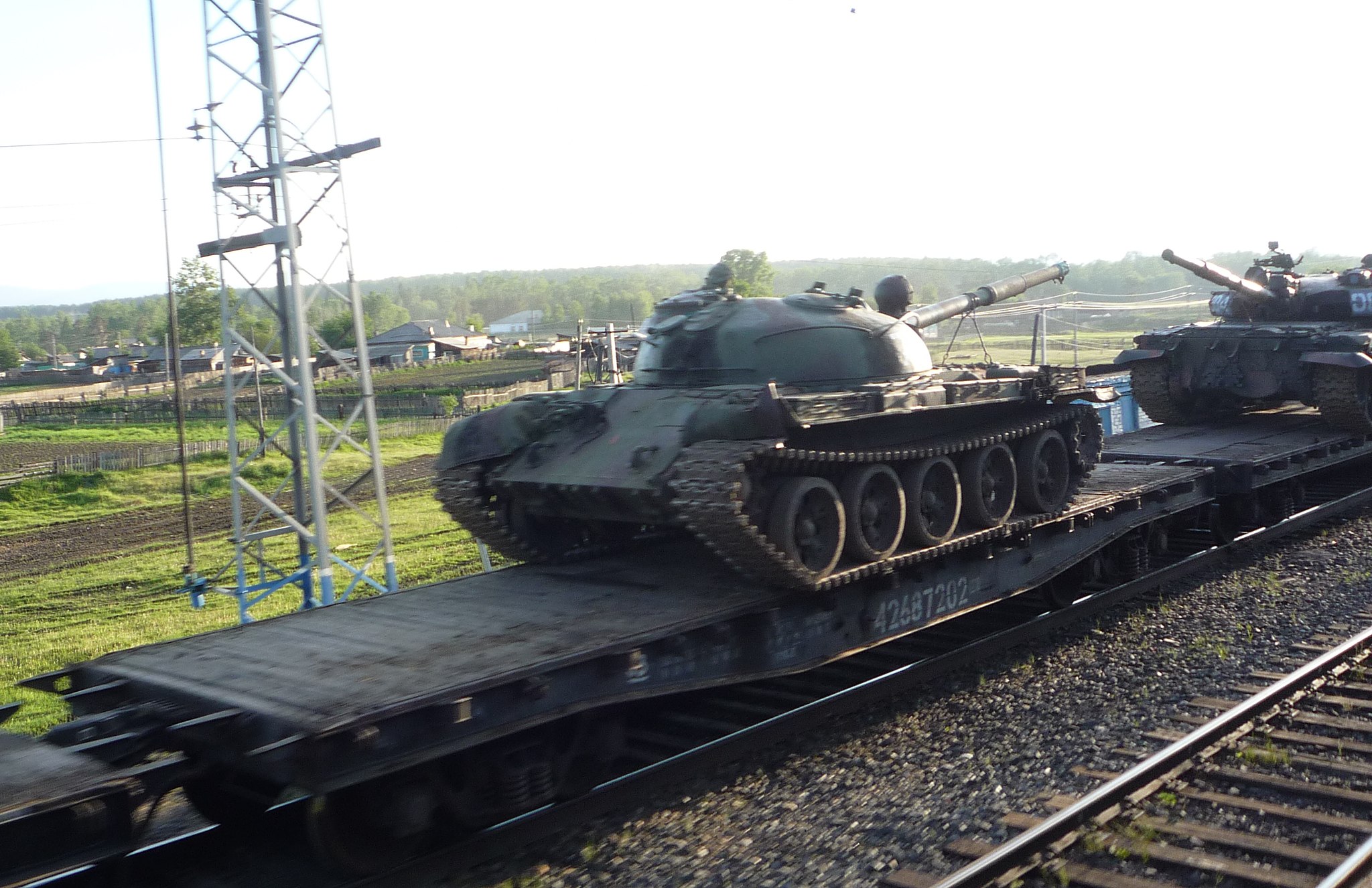 Rusya Devlet Başkanı Vladimir Putin, Rusya halkına, Donetsk Halk Cumhuriyeti (DHC), Lugansk Halk Cumhuriyeti (LHC), Herson ve Zaporojye bölgelerinin sakinlerine hitaben yaptığı konuşmada, Rusya'da kısmi seferberlik ilanını öngören kararnameyi imzaladığını söyledi. - T 62 and T 62M tanks transported by train rusya