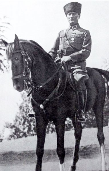 26 Ağustos gecesi başlayan Büyük Taarruz’u M.Kemal, bizzat kendisi yönetmişti - ataturk at ustunde
