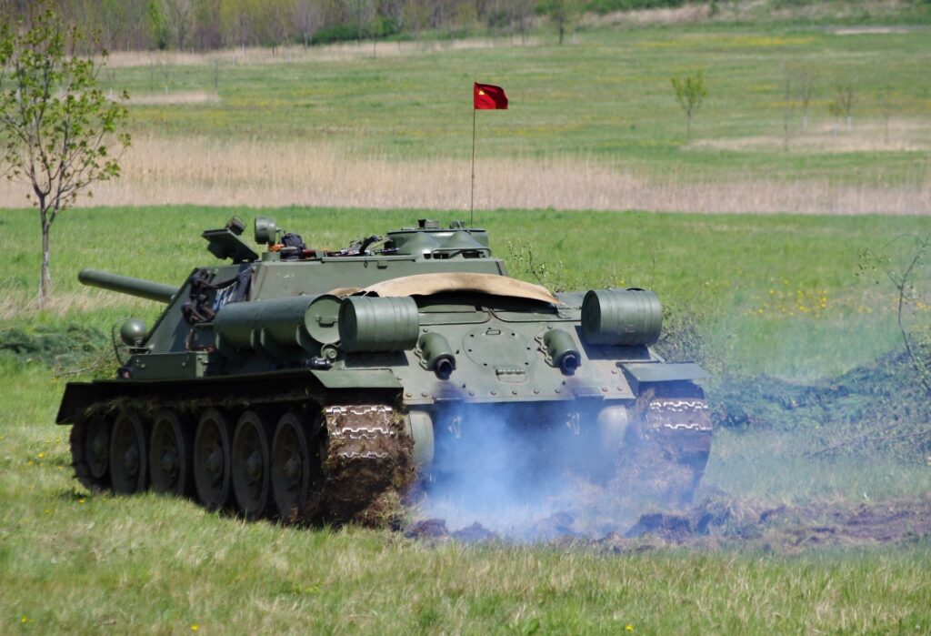 Rusya'nın Ukrayna'yı işgali, İsrail Hamas savaşı ve Çin'in Güney Çin Denizi'nde giderek daha fazla hak iddiasını sürdürmesi dünyayı tehlikeli bir gelecekle karşı karşıya bırakıyor. - savas ordu rus tanki
