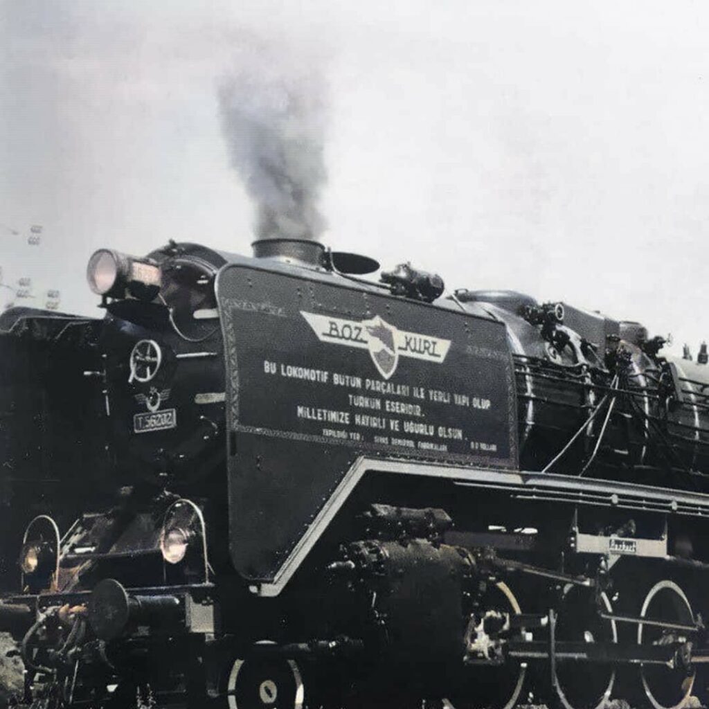 Sivas Cer Atelyesi’nde 1939 - 1953 yılları arasında demiryolu araçlarının sadece bakım ve onarımları yapılır. Kuruluşundan tam 14 yıl sonra, Sivas Demiryolu Fabrikası adını alarak yerli lokomotif ve yük vagonu üretmek üzere yeniden organize edilmiştir. - turk mali lokomotif tren yollari demiryolu