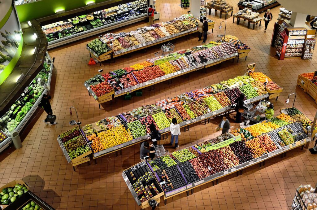 Serkan Sarı, soğanın 25 TL’ye yükseldiği Türkiye’de TÜİK’in açıkladığı rakamların gerçekçi olmadığını vurgulayarak, gerçek enflasyonun pazarda olduğuna işaret etti. - supermarket gida sebze