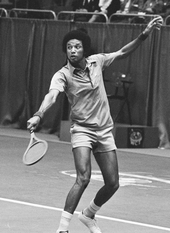 1983'te Kalp ameliyatı sırasında aldığı bir kan nedeniyle AIDS'ten ölen efsanevi Wimbledon oyuncusu Arthur Ashe’ye taraftarlardan birisi ölmeden önce bir soru sorar; - arthur asse tenis
