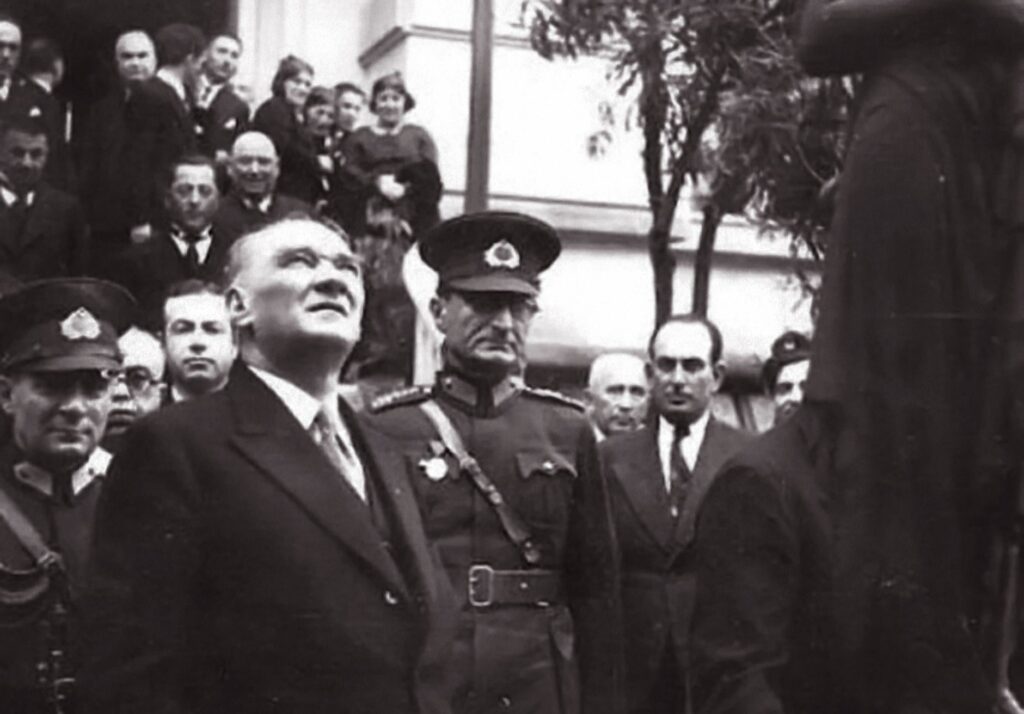 Orada soba var mı …. - Ataturk Ismet Pasa Kiz Lisesi bahcesinde heykeli incelerken