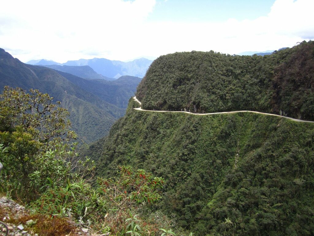 İngiltere merkezli turizm haber portalı TourismReview News uzmanları, dünyanın en tehlikeli turistik destinasyonlarını belirledi. - Yungas road Death road olum yolu bolivya