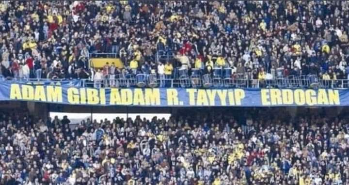 Adam gibi adam Recep Tayyip Erdoğan afişi stadyumlarda spora siyaset mi karışıyor