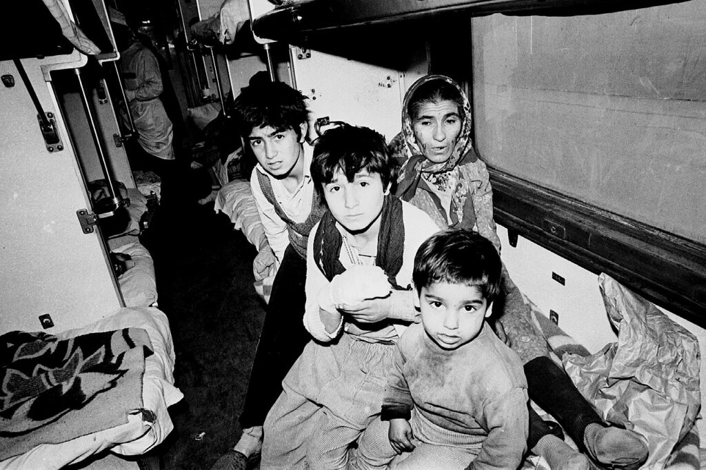 24 NİSAN ERMENİ YALANI - ERMENİLERİN TÜRK KATLİAMLARI - Azerbaijani refugees after the Khojaly massacre in train hocali soykirimindan trenle kacan azerbaycan turkleri