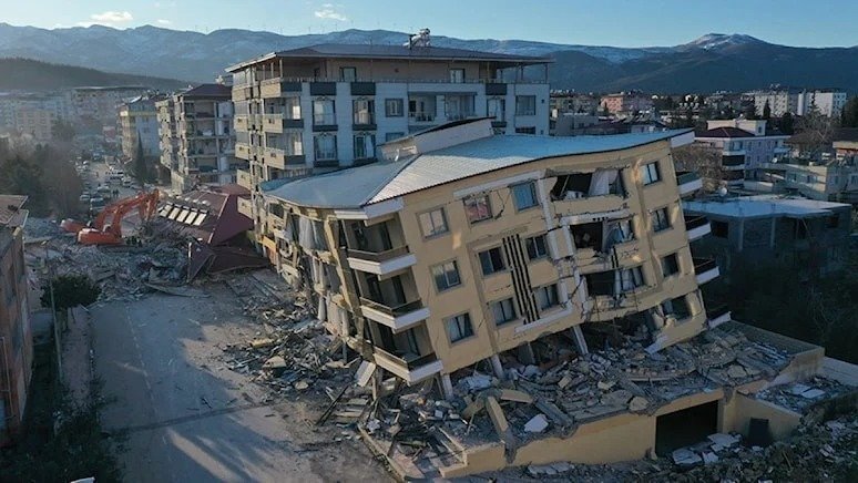 Prof.Dr. Alaeddin Yalçınkaya - depremde yikilan evler imar affi sonucu mu