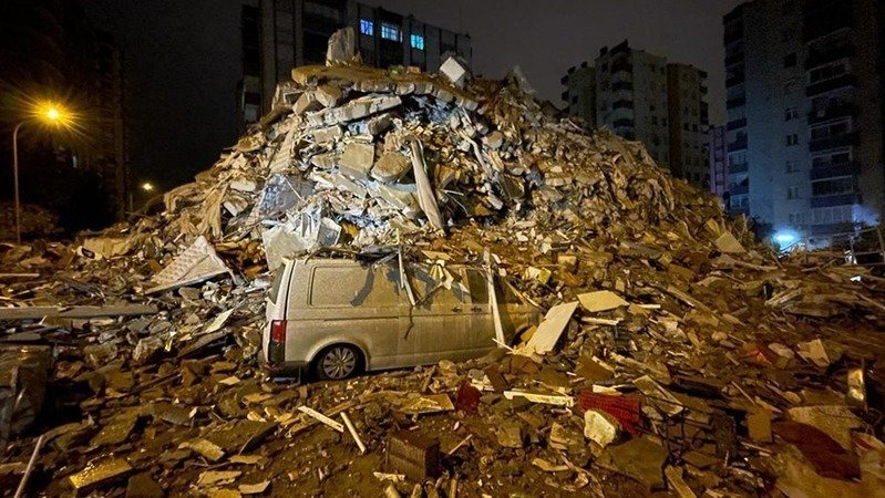 Merhaba, - kahramanmaras depreminde enkaz altinda kalan arac