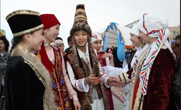 Kazak Türkleri Nevruz bayramına bir hafta kala "Amal" geleneğini bir kutlamayla gerçekleştirirler. "Amal" insanlar arasındaki hoş görü, affetme, helalleşme, saygı ve paylaşımı yansıtır. Kutlama, Nevruz bayramından önce tüm küslüklerin ve dargınlıkların sona erdirilmesiyle yeni yıla barış ve huzur içinde girme amacıyla düzenlenir. Bu kutlama unutulan bir geleneğin yeniden canlanmasının bir örneğidir. Amal bayramı, Kazak halkının Nevruz bayramından önce kutlanan güzel bir bayramı olarak bilinir. Eskiden bu bayram sadece Batı Kazakistan ve Rusya sınırındaki Kazaklara has bir gelenekken, daha sonraları bütün Kazakistan halkı kutlamaya başlamış. Yeni Yılı Baybaktı Kazıbek takvimine göre kutlayanlar 14 Nevruzu Amal ya da “Körisu (görüşme, kavuşma)” günü olarak biliyorlar. O gün köy halkı erkenden kalkıp kendisinden büyük insanlara selam verir ve hal hatır sorar. Selamlaşarak “Yeni yaşın kutlu olsun!”, “Nice yaşlara, ömrün uzun olsun!” diye dilek dilerler. Körisu gününde eski kırgınlıklar, kızgınlıklar, öfkeler, küs olanlar birbirini misafirliğe çağırır, akrabalarla esenlik, sağlık sorulur, birbirine kut-bereke dilerler. Ayrıca Körisu gününde kış mevsiminden sağ-salım çıktıkları için sevinerek birbirlerini yoklama yaparlar. Körisü gününü sabırsızlıkla bekleyen her aile kendi sofrasını önceden hazırlamaya başlarlar. Sofralara Kazak halkına özel tatlılar, pişiler, yemekler konulur. Körisu günü, herkesin birbirine sadece selam verme, iyi dilekler dileme günü değil, büyüklere saygı gösterme günü olarak da bilinir. Körisu günü sadece bir gün değil, günlerce devam edebilmiş. Böylelikle herkesin birbirine dilediği iyi dileklerle dolu olan kutlama 22 Mart, Nevruz bayramına kadar uzamış. - AMAL HELALLESME GELENEGI 14 MART