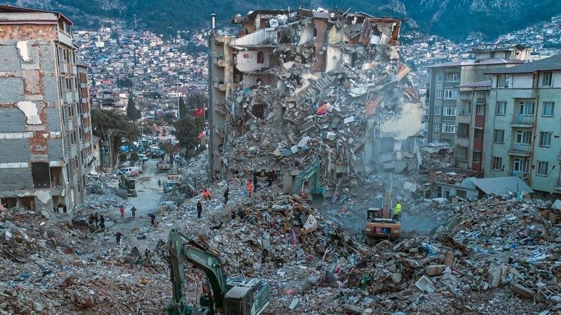 6 Şubat 2023'te meydana gelen Kahramanmaraş merkezli depremlerde 53 bin 537 kişi hayatını kaybetti, 107 bin 213 kişi yaralandı. - deprem bolgesine yardimlar devam etsin
