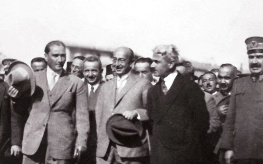 Atatürk’ün 29 Ekim 1933’teki nutkunda, Sovyetler Birliği’ndeki “dili bir, inancı bir, özü bir kardeşlerimiz”e işaret etmesi, onlarla “olayların böldüğü tarihimizin içinde birleşmemiz” gereğini belirtmesi, onların bize değil, bizim onlara yaklaşmamızın isabetli olacağı görüşünü ileri sürmesi, “Bütün Türklük” fikrini benimsediğini göstermektedir. - Ataturk ve Hamdullah Suphi tanriover turkculuk