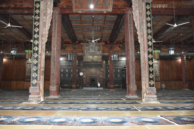 Çin'de camiler, bilinen kubbeli ve minareli cami mimarisinin aksine, genellikle hem Çin hem de İslam estetiğinin birleşimiyle pagoda tarzında inşa edilmiş.dünyanın en eski camilerinden Xi'an Ulu Camisi MS 742 yılında inşa edilmiştir.Bugünkü hali büyük ölçüde MS 1384'te İmparator Hongwu'nun Ming hanedanlığı dönemine aittir. (@Bayt Al Fann) - Cin Xian Ulu Camisi
