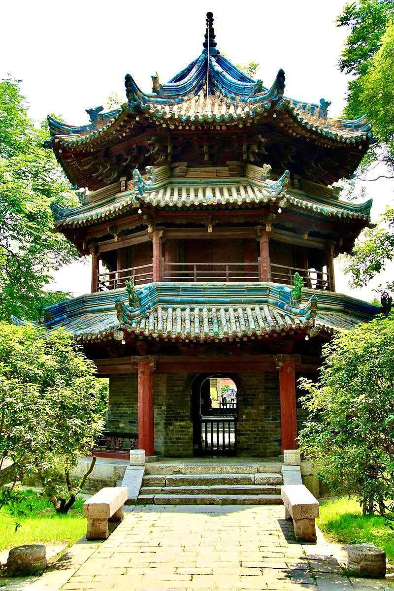 Çin'de camiler, bilinen kubbeli ve minareli cami mimarisinin aksine, genellikle hem Çin hem de İslam estetiğinin birleşimiyle pagoda tarzında inşa edilmiş.dünyanın en eski camilerinden Xi'an Ulu Camisi MS 742 yılında inşa edilmiştir.Bugünkü hali büyük ölçüde MS 1384'te İmparator Hongwu'nun Ming hanedanlığı dönemine aittir. (@Bayt Al Fann) - Hongwunun Ming donemi tamir edilen Cin Xian Ulu Camisi
