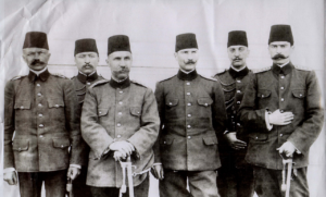 - Kışkırtılmaları sonucunda alaylı subayların Ordudaki mektepli subaylara saldırıları başlar- İstanbul'daki 4.Avcı Taburu neferleri ve medrese öğrencileri, dinci söylemlerle galeyana getirilerek isyan ettirilir. - Kurmay Baskani Mustafa Kemal Hareket Ordusu ile Selanikten gelerek 23 Nisan 1909 gecesi Istanbula girer ve 31 mart isyanini