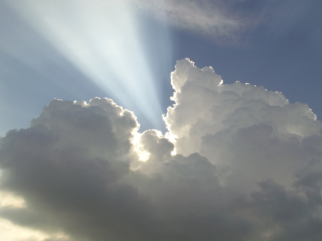 TANRI-ALLAH’a yakıştırılan olumsuz tanımlamalarla başlayan yazı……?! - gunes isinlari bulutlarin arkasinda