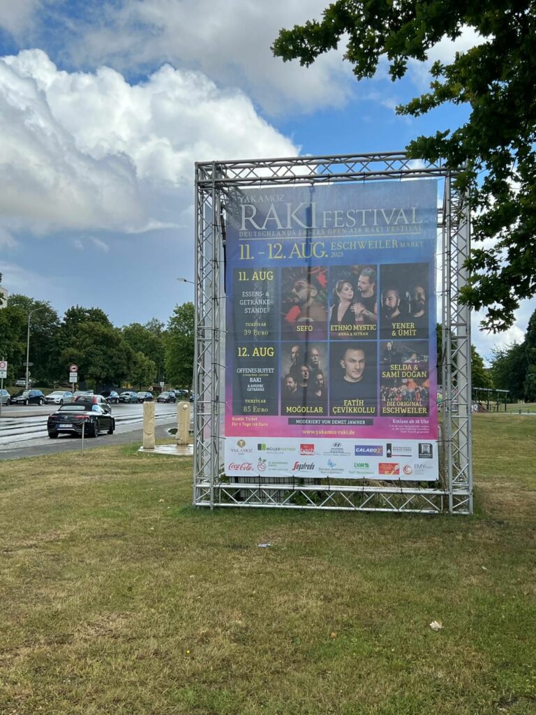 Yakamoz Rakı Festivali, Avrupa'da ilk açık hava rakı festivali olarak 11 ve 12 Ağustos tarihlerinde Eschweiler Markt'ta ikinci kez kapılarını müzik ve rakı severler için açacak. Yakamoz Rakı'nin ev sahipliğindeki bu özel etkinlik, misafirleri için unutulmaz bir festival olacak. - almanyada raki festivali