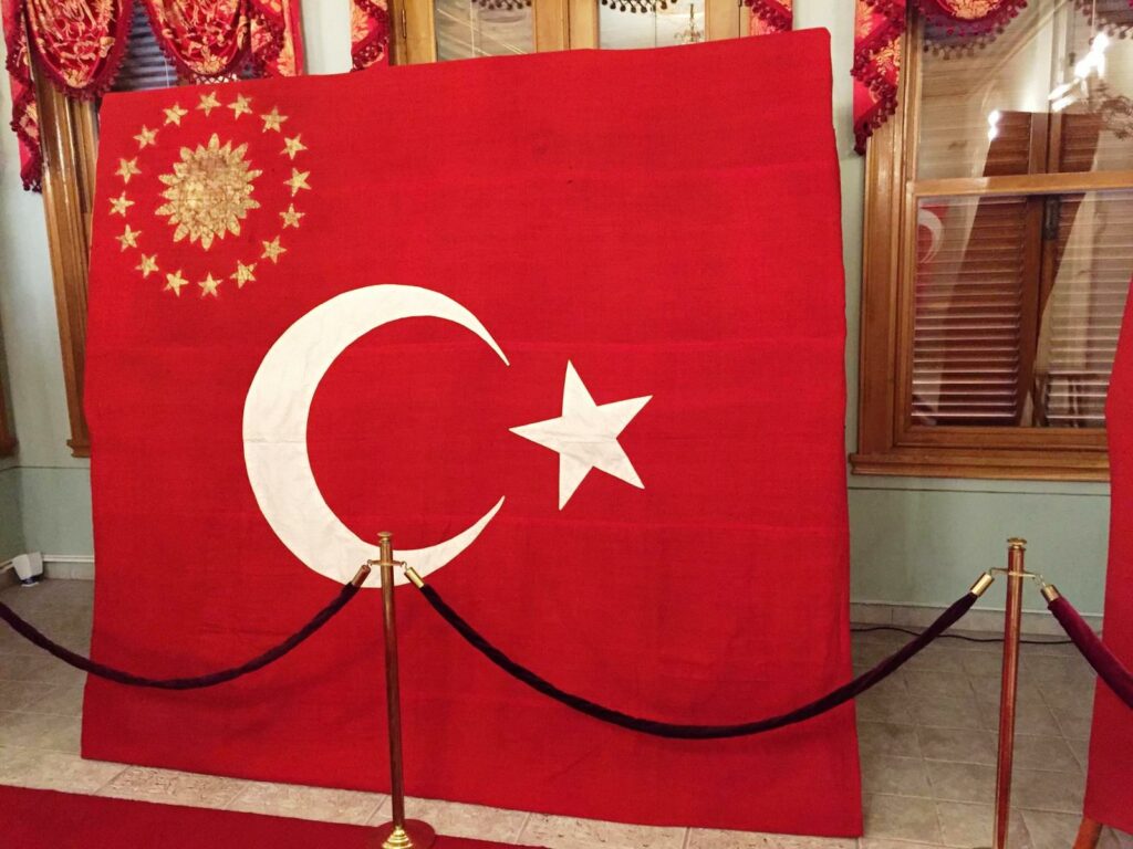 1923, Cumhuriyet`in ilk kurulduğu yıllardır. Mustafa Kemal Atatürk yurt dışından gelen bir devlet başkanını Türkiye'de ağırlayacaktır. - cumhuriyetin ilk bayraklarinda 20 turk devleti