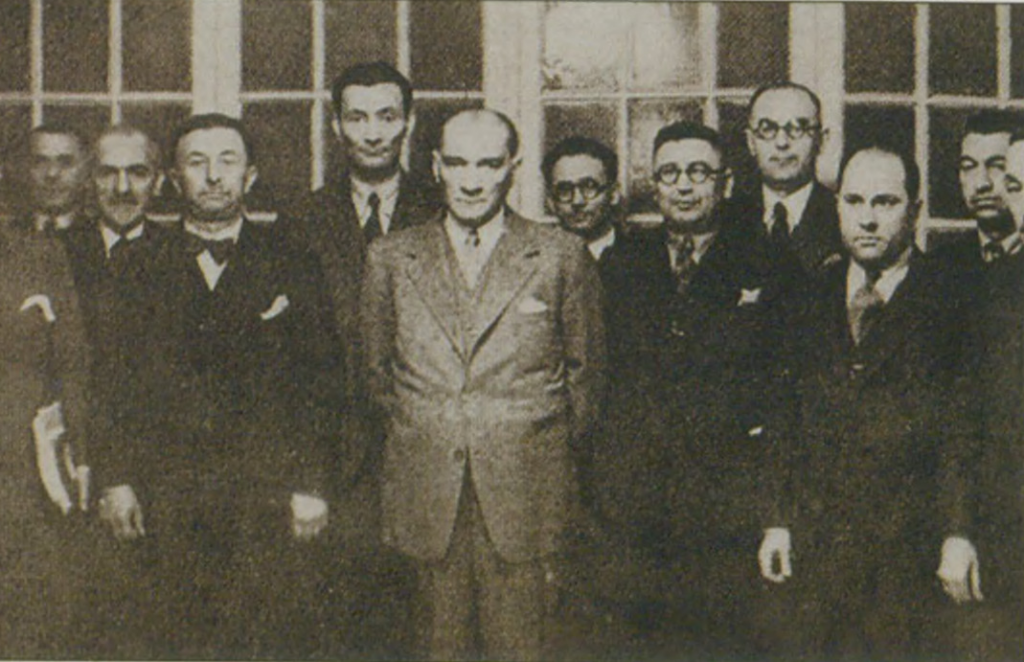 ( Gazi M.Kemal Atatürk, Dil Kurultayı'na katılan üyelerle birlikte(Dilaçar  solundadır)  (1  ) - agop dilacar ve ataturk