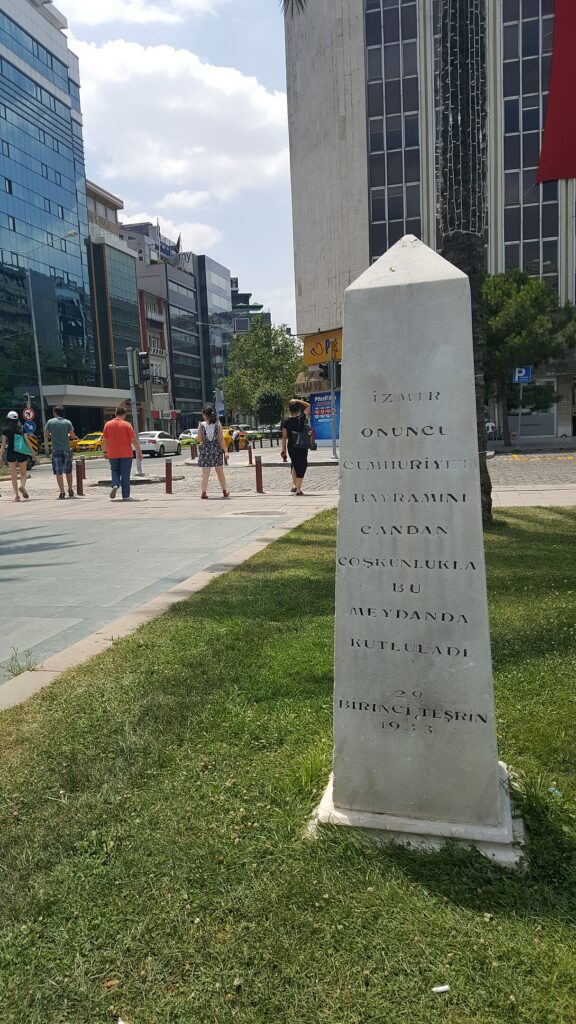 İzmir Cumhuriyet Meydanı'na 1933 yılındaki Cumhuriyetin Onuncu Yıl Kutlamaları anısında dikilmiş anıt.